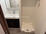 コンシェリア町屋 洗面台と洗濯機置き場がコンパクトに配置された脱衣所