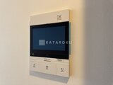 コンシェリア町屋 壁面に設置されたベージュ色のインターホン・モニター