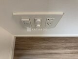 コンシェリア町屋 天井に設置された照明スイッチとコンセントの様子