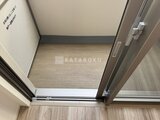 コンシェリア町屋 玄関から室内へ続く、明るい床材の開放的な空間