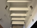 コンシェリア町屋 明るい照明が備わった5段の可動棚と金属製ハンガーフック付きの