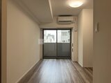 コンシェリア町屋 明るい採光の1R・1K居室、木目調フローリングと落ち着きのあ