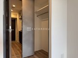 コンシェリア町屋 開放的なウォークインクローゼットと洗面台が見える玄関廊下