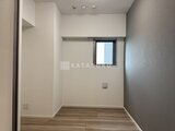 コンシェリア町屋 窓からの採光が心地よい、落ち着いた色合いの洋室