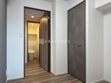 コンシェリア町屋 廊下から見たトイレ入口と収納スペース