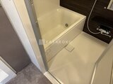 コンシェリア町屋 バスタブと広めのシャワースペースを備えた浴室