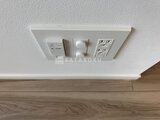 コンシェリア町屋 天井に設置された照明スイッチとコンセントの様子