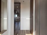 コンシェリア町屋 白を基調とした廊下から奥の居住空間へ続く動線