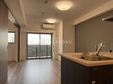 コンシェリア町屋 落ち着いた色合いのキッチンとリビングダイニングが一体になった