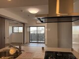 コンシェリア町屋 キッチンから見たリビングダイニングと大きな窓からの採光