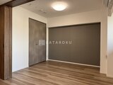 コンシェリア町屋 クローゼット付きの落ち着いた印象の洋室