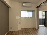 コンシェリア町屋 明るい窓からの採光が心地よい、落ち着いた色合いの洋室