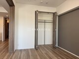 コンシェリア町屋 開放的なクローゼットを備えた洋室の空間
