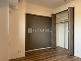 コンシェリア町屋 落ち着いた色合いの寝室と開放的なクローゼット空間