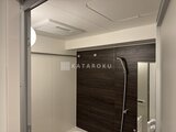 コンシェリア町屋 暖色系の壁と濃木調パネルを組み合わせたバスルーム