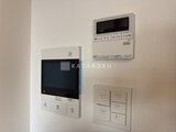 コンシェリア町屋 インターホンと給湯器パネルが備わった玄関周りの設備