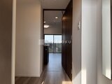 コンシェリア町屋 奥行きのある廊下から明るいバルコニーへ続く様子