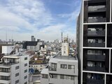 コンシェリア町屋 建物から見た開放的な都市風景と遠方の高層ビル群