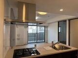 コンシェリア町屋 開放的なキッチンからリビングダイニングを見渡す様子