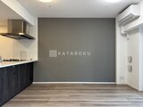 コンシェリア町屋 グレーの壁が落ち着きを与えるモダンなキッチンリビング空間