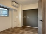 コンシェリア町屋 明るい採光と落ち着いた色合いの洋室、エアコン完備