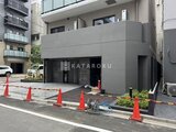 エスレジデンス入谷アレシア モダンなグレー外壁を基調とした建物の外観と前面道路の様子