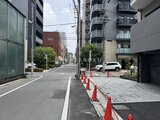 エスレジデンス入谷アレシア 前面道路から見た建物周辺の街並みと駐車スペース