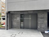 エスレジデンス入谷アレシア ダークグレー大理石張りの落ち着いた印象のエントランス外観