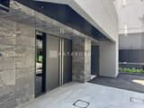 エスレジデンス入谷アレシア 大理石張りの壁面と黒を基調とした玄関が特徴的なエントランス空