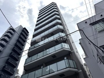 エスレジデンス入谷アレシア モダンな外観のマンション建物を下から見上げた様子