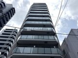 エスレジデンス入谷アレシア 下から見上げた建物全体の外観、整然としたバルコニー列が特徴の
