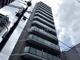エスレジデンス入谷アレシア 街路からの視点で捉えた、整然としたバルコニー配置のマンション