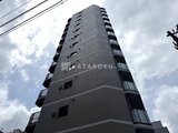 エスレジデンス入谷アレシア 下から見上げた落ち着いた印象のマンション外観