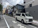 エスレジデンス入谷アレシア 前面道路から見た建物と駐車スペースの様子