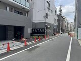エスレジデンス入谷アレシア 建物エントランス前の通りから見た外観と周辺街並み