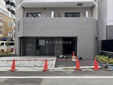 エスレジデンス入谷アレシア 石貼りの落ち着いたエントランスを備えたモダンな建物外観
