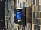 エスレジデンス入谷アレシア 共用部の壁に設置されたスマートロック付きインターホン