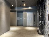 エスレジデンス入谷アレシア モダンな仕上げのエレベーターホール、洗練された共用部空間