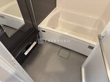 エスレジデンス入谷アレシア 開き戸タイプの冷蔵庫の内部と清潔な床面の様子