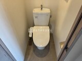 エスレジデンス入谷アレシア 温白色で統一されたコンパクトなトイレ空間