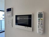 エスレジデンス入谷アレシア 壁面に設置されたモニター付きインターホンと空調操作盤