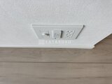 エスレジデンス入谷アレシア 天井に設置された照明スイッチと電源コンセントの様子