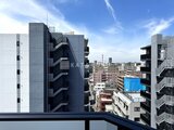 エスレジデンス入谷アレシア 高層階からの開放的な眺望、周辺建物が広がる風景