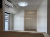 エスレジデンス入谷アレシア 明るい照明と白壁に囲まれたウォークインクローゼット