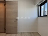 エスレジデンス入谷アレシア 明るい窓からの光が入る、シンプルな洋室空間