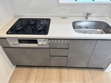 エスレジデンス入谷アレシア ガスコンロとシンクが並ぶコンパクトなキッチン