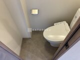 エスレジデンス入谷アレシア 温白色照明のシンプルで落ち着いたトイレ空間