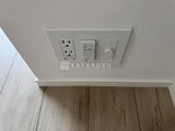 エスレジデンス入谷アレシア 天井に設置されたコンセント、スイッチ、調光機能付きの照明操作