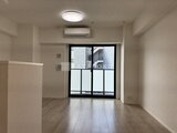エスレジデンス入谷アレシア 落ち着いた色合いの洋室と開放的な窓からの採光が特徴のリビング