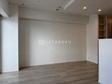 エスレジデンス入谷アレシア 白壁と木目調フローリングが調和した開放的なリビングダイニング
